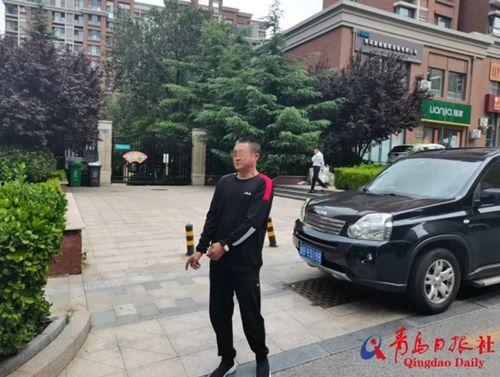 逮捕嫌疑人吃瓜群众,吃瓜群众围观法治进程