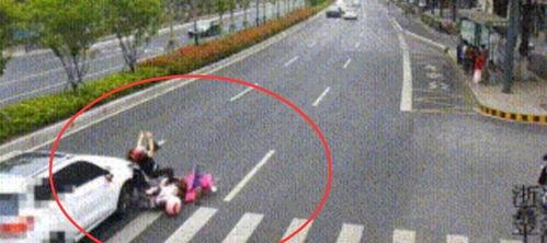 宁波吃瓜群众被撞,街头目击者紧急救援